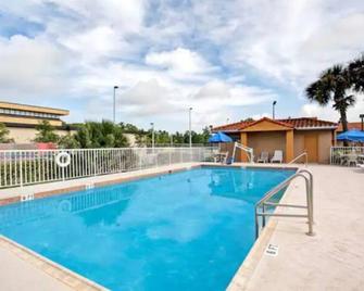 Orlando East Ucf Area! 2 Queen Beds, Studio Suite! - 桑福德 - 游泳池