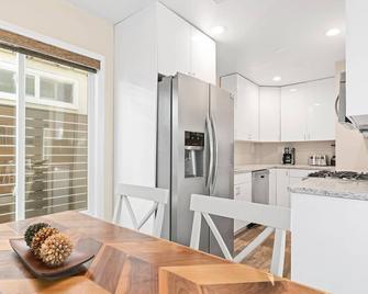 Popular Newport Dream Vacation Home | Rear Downstairs Unit w/ AC! | Flanked by Ocean & Harbor! - 纽波特海滩 - 厨房