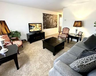 Cozy Downtown Destination - 罗利 - 客厅