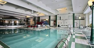 阿普尔顿机场康福特套房酒店 - 阿普尔顿 - 游泳池