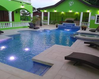 Pesheres旅馆&spa - Bon Accord Village - 游泳池