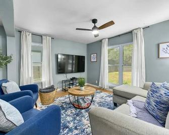 Luxury 5bd 5min Downtown Airport And Firepit Bbq - 奥斯汀 - 客厅