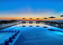 纳那吉斯海滩豪华公寓酒店 - 哈尼亚 - 游泳池