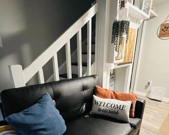 Cozy pet-friendly loft within walking distance to NCSU w/ Roku TV & games! - 罗利 - 客厅