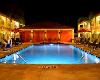 圣伊西德罗旅馆贝斯特韦斯特酒店 - 拉雷多 - 游泳池