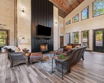 New Cabin w Hot Tub + Views Sleeps 12 - 布罗肯鲍 - 客厅