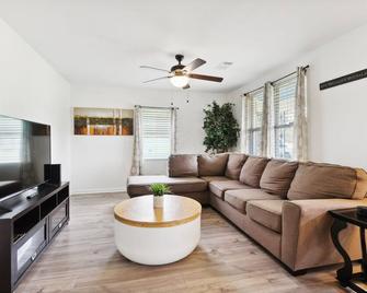 Updated, Spacious 4 Bdrm 2 bath - 新奥尔良 - 客厅