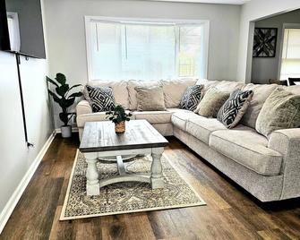 Luxury 4 Bed Room Near Stadium - 堪萨斯城 - 客厅