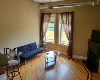 Bright 2 Bed/2 Bath Condo With Patio Less Than 10 Mins From Major Attractions - 芝加哥 - 客厅