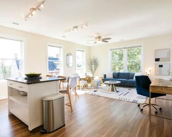 Beautiful Old Town 2-Bdrm Aptfree Parking - 亚历山德里亚 - 客厅