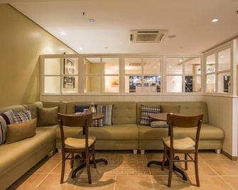 巴乌鲁阿斯特隆酒店 - 包鲁 - 休息厅