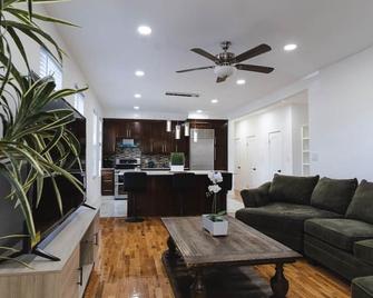 Modern apartment close to major sporting events (Citi Field, US Open) - 皇后区 - 客厅