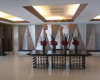 Fully Furnished Condo Across Sm Mall With Unli Wifi And Queen Bed Size - 马尼拉 - 会议室