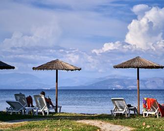 法尔迪尼海滨酒店 - Kavos - 海滩