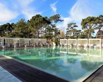 A high-end apartment with luxurious amenities\n\n - 埃斯特角城 - 游泳池