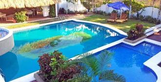 瓦图尔科加拿大风格度假酒店 - La Crucecita - 游泳池