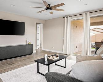 3 BR home w/Pool & Game room - 凤凰城 - 客厅