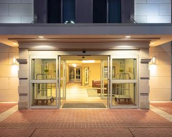 曼哈顿烛木套房酒店 - 曼哈顿 - 建筑