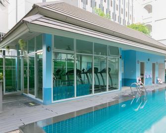 诗纳卡琳苏凡纳布皮公园宾馆 - 曼谷 - 游泳池