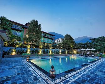 由leisure Hotels经营的达兰萨拉atman度假村 - 达兰萨拉 - 游泳池