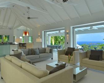 Family Luxury, Resort Level Amenities, Ocean Views, Perfect Location, Gym. - 查尔斯敦 - 客厅