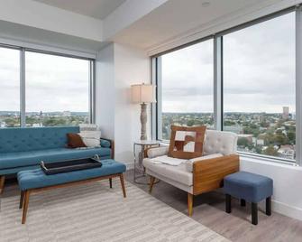 High Rise Retreat w City Skyline Views Shared Gym - 剑桥 - 客厅