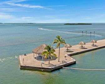 Tidewater Views @ Venture Out 2br/2ba Cottage + 35 Private Slip 80 Pool - Summerland Key