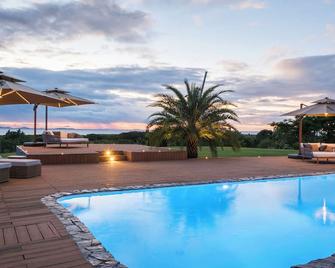 Paradis Sur Terre 6 Bedroom Dual Villas with Pools and Views - 劳托卡 - 游泳池