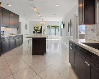 Custom home with cabana, heated pool, spa and view - 圣地亚哥 - 厨房