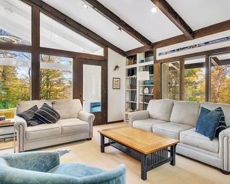 Ski Haus @ Quartermile 3 mins from Base / shuttle King Beds with Private Baths - Winhall - 客厅