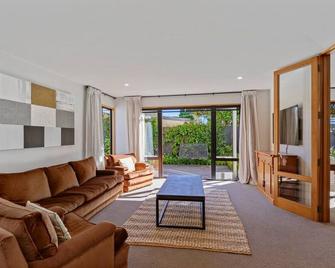 Sunny Family Home on Garden - 基督城 - 客厅