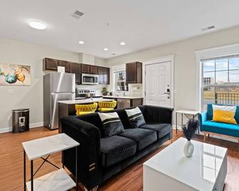 Stylish and Comfortable 1-BR in the Heart of Detroit - 底特律 - 客厅