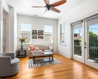 Spacious 3BR Garden District Home w Pool & Balcony - 新奥尔良 - 客厅