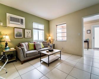 #2 Heated Pool, Private Patio & Grill, 1BR+sunroom - 劳德代尔堡 - 客厅