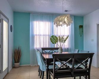 Sandia Views room with lock for Balloon Fiesta! - 里奥兰珠市 - 餐馆