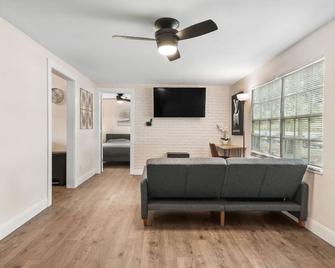 Westshore Stadium House - 坦帕 - 客厅