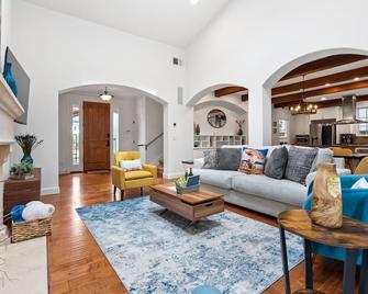 Gorgeous Santa Cruz Villa - Modern Beachside Paradise With New Hot Tub & Fast Wi-Fi - 圣克鲁兹 - 客厅
