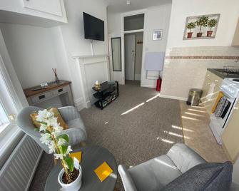 Penhale Holiday Flats - 伊斯特布恩 - 客厅