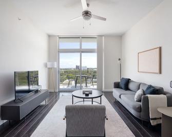 Hip Ponciana Park 1BR w/ Gym, W/D & Pool, steps to WF, by Blueground - 劳德代尔堡 - 客厅