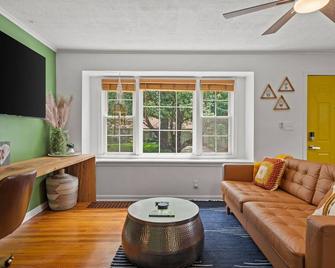Stay Awhile - Waldo Bungalow + Yard! - 堪萨斯城 - 客厅
