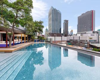 曼谷白金水门诺富特酒店 - 曼谷 - 游泳池