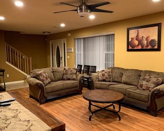 Gorgeous Villa in Pocono nr Ski Slopes, Camelback, Kalahari w Games Rm & Hot tub - Pocono Summit - 客厅