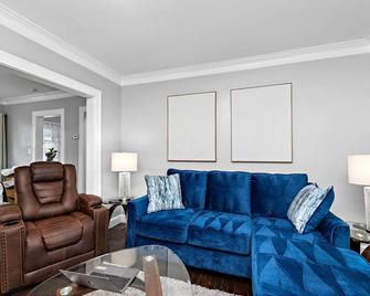 Cozy midtown home 10 minutes to downtown Kansas City. - 堪萨斯城 - 客厅