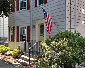 Garden Oasis in Historic Area of Bristol, 3rd Fl, 3 Bedroom, 4 beds - 布里斯托尔(罗德岛州) - 建筑