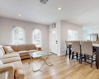 Classic dog-friendly home with fast WiFi, full kitchen, & A/C - near beaches - 纽波特海滩 - 客厅