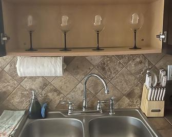Cozy, private, Dog friendly Key West cottage 2/1. Close to the BEACH. - 基韦斯特 - 厨房