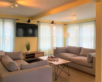 Casa Calypso-10 minutes to Newport and Narragansett. Walk to beach! - 北金斯敦 - 客厅
