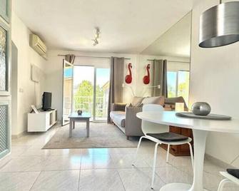 Apartamento playa 2 Fassers piscina Port Pollensa - 波连萨港 - 客厅