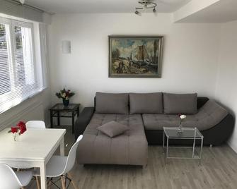 钦格斯特海港公寓酒店 - 青斯特 - 客厅