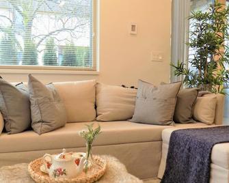 Modern 3bdr Nordic Laneway House Avail. June 1 2024 - 温哥华 - 客厅